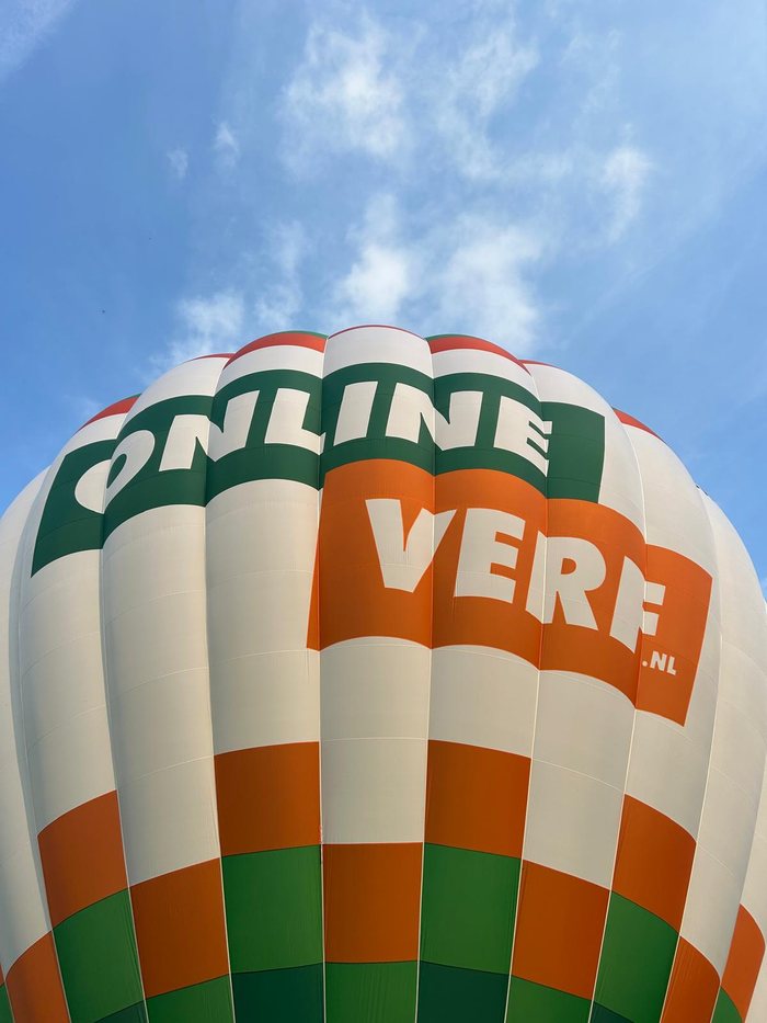 De Onlineverf-ballon van dichtbij, tegen een blauwe lucht